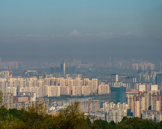 ↑龙泉山上眺望幺妹峰 摄影： 王勤
