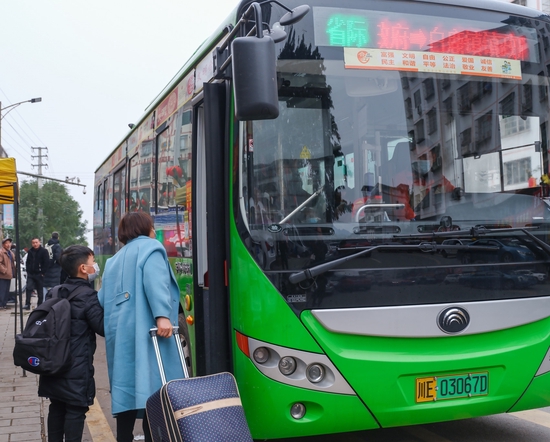 2月4日，居民在白鹿镇搭乘公交车前往江津区塘河镇。喻茂摄