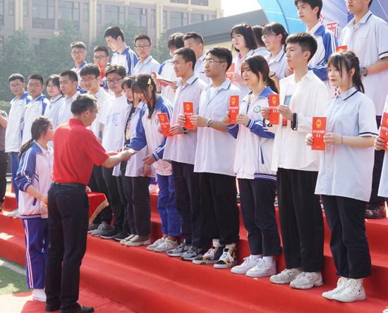 刘凯校长为高2018级学生送上《宪法》