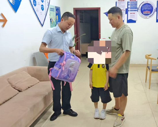 翠屏街道党工委领导入户慰问儿童