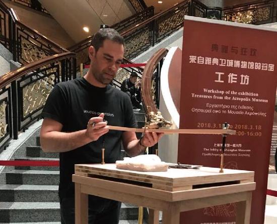 季米特里斯•基尔基斯在打造雕像