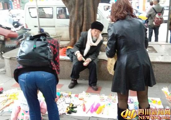 泸州街头九旬大爷摆摊 不图挣钱只为生活充实_新浪四川_新浪网