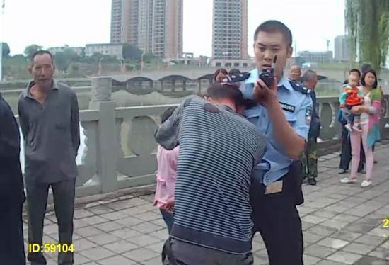 德阳男子醉酒后找地方洗脚 却进了拘留所