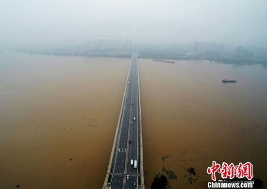 11月18日,湘江长沙段水位持续上涨。自11月11日以来,湖南省南部出现连续强降雨,局部地区大暴雨。受强降雨影响,湘江中上游发生了1961年有气象记录以来最大冬汛,湘江部分站点超警戒水位。杨华峰 摄