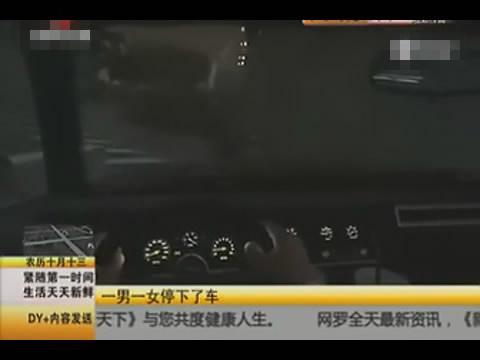 已婚男女荒野偷情车震 突遭3大汉劫持到玉米地