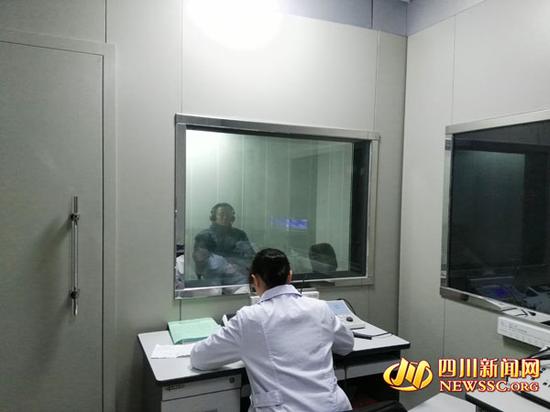 在成都中医药大学附属医院,突发性耳聋患者正在接受听力测试。