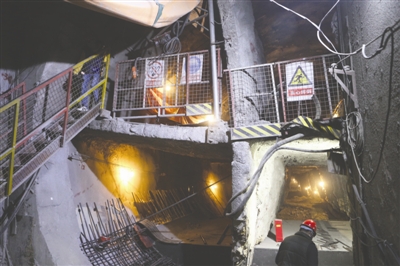 地铁7号线九里堤路口站施工现场:为了保证隧道的稳定性,施工者将一个马蹄形隧道面分成多个部分挖掘施工