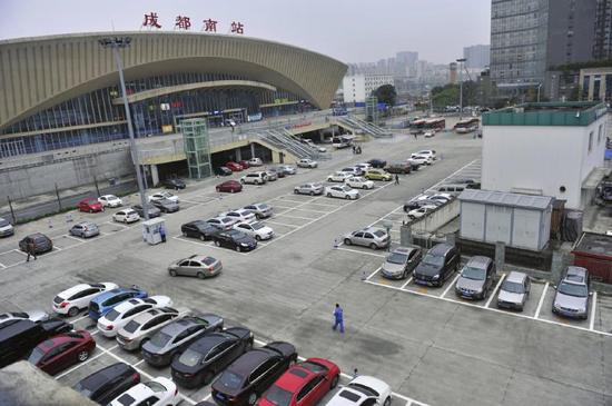 成 都市火车南站停车场,日前被划出停车线开始收费。