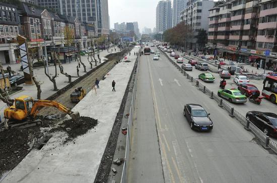 6日,成都市府青路,改造施工仍在紧张进行。
