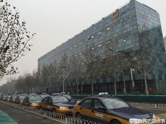 或涉利益纠葛 滴滴北京总部遭出租车围堵 _成