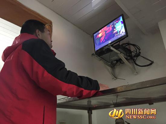 敬先生翻看监控,但没有发现