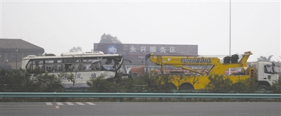 追尾大巴车被拖离事故现场