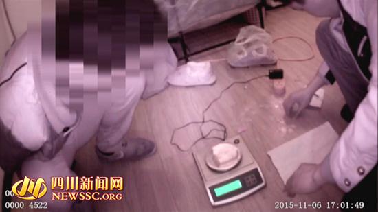 警方现场查获毒品并称重