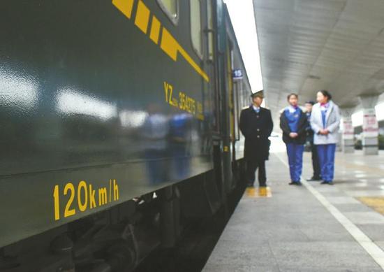 12月18日,记者体验走在老成渝线上的K853列车,时速120公里。