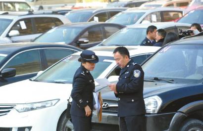 返还现场摆满了被盗车。