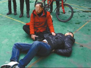 争执中,业主周先生被神秘男子推倒在地。