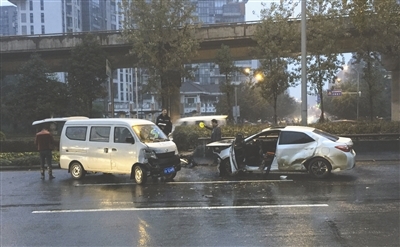 成都现离奇连环事故