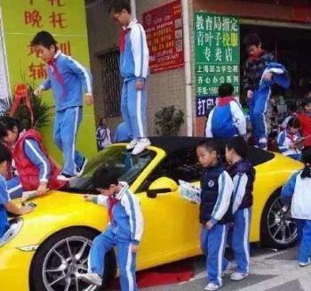 保时捷911成蹦床 一群熊孩子玩得津津有味