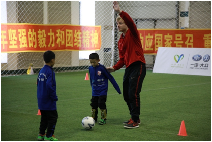 带着热爱狂奔 一汽大众青少年足球训练营_成都