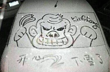 下雪了!堆雪人已经OUT汽车涂鸦萌翻你_成都汽