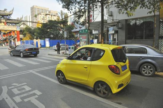 成都新能源汽车占道停车前2小时免费 快去登记