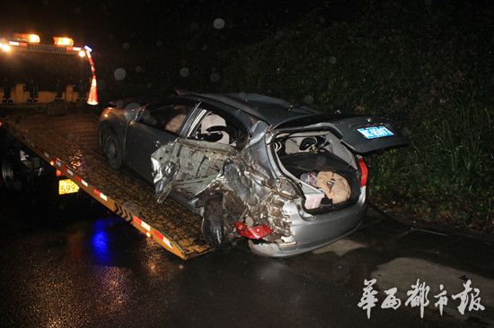 四川男子高速路上酒驾追尾 翻护栏和交警躲猫