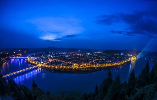 古城夜景图