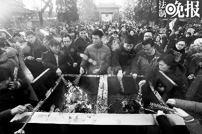 2.2万人雍和宫排队上香 湖北男子扮孙悟空抢得