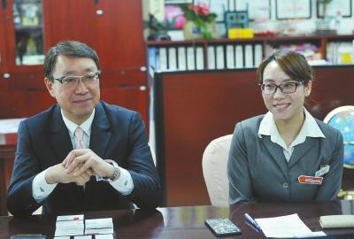 2016年2月17日,成都伊藤总经理樋口昭(图左)、副总经理黄亚美(图右)。
