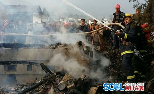 援建干部(红色戴安全帽)参与扑火 郭林 摄