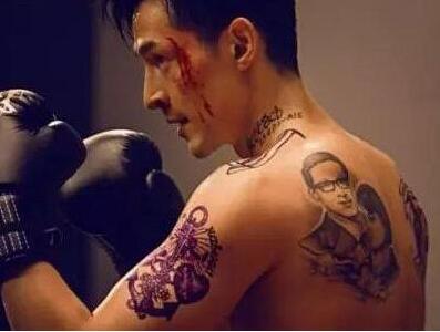  胡歌纹身引吐槽  背后纹爸妈结婚照_新浪四川_