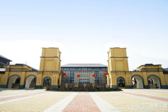棠湖中学新校区正大门
