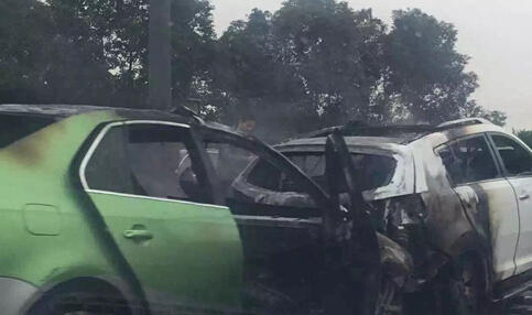 成都绕城高速发生4车追尾事故 现场燃起熊熊大