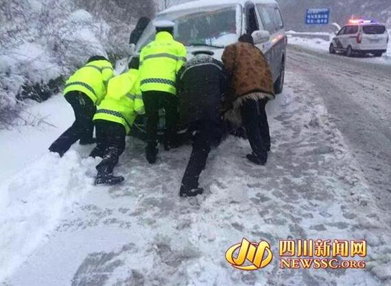 康定大雪持续5日 折多山段部分车辆禁行_成都
