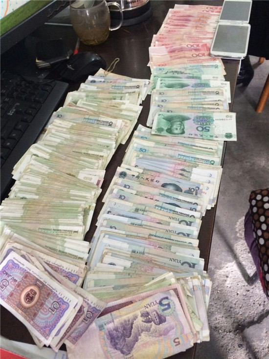 现金堆了一桌子。