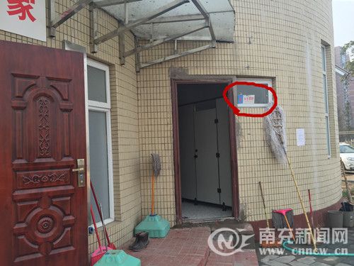 在建筑一侧有“男、女卫生间”的标识