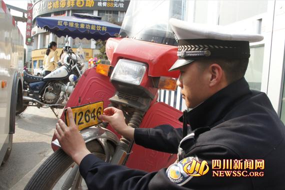 四川最牛伪造车牌 白纸打印贴摩托车_成都汽车