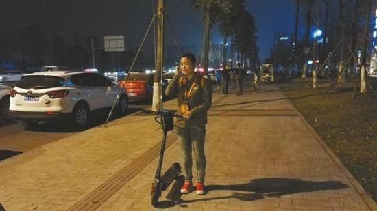 又是一个夜晚,陈妹伊推着电动滑板车出门了