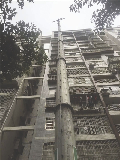 达州“最高电杆”拆除现场