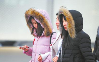 成都春熙路,行人在风中穿行