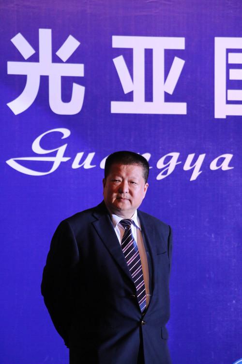 光亚学校校长卿光亚先生在学校国际部毕业典礼上
