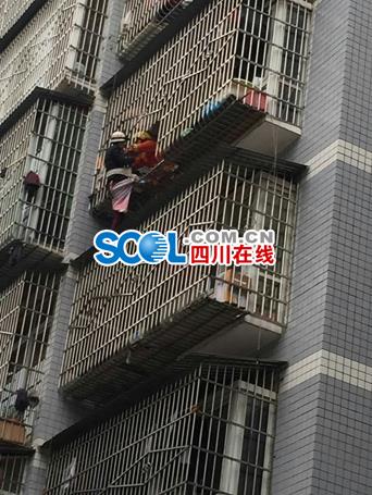 小伙子悬挂在5楼防护栏