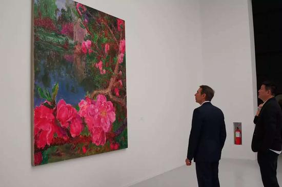 杰夫昆斯在周春芽作品前