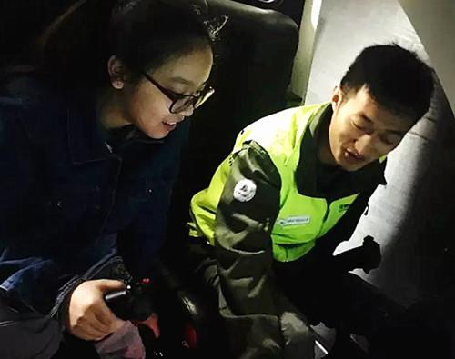 黄梅花正在驼峰通航公司体验飞机驾驶员