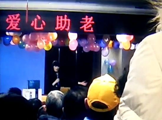 成都老人深陷保健品骗局 怒斥媳妇不如外人