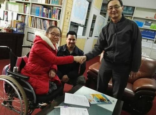 加拿大皇家飞行学校的老师与黄梅花一起