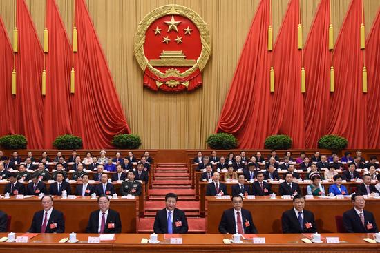 3月16日,十二届全国人大四次会议在北京人民大会堂闭幕。习近平、李克强、俞正声、刘云山、王岐山、张高丽等党和国家领导人在主席台就座。新华社记者 李学仁 摄