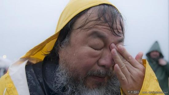 3月9日，艾未未探访难民营，动情落泪