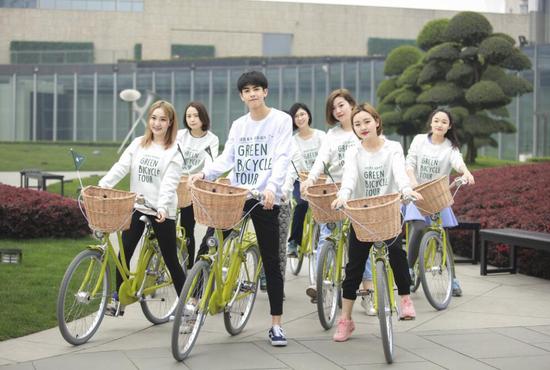 新生代演员宋威龙现身成都绿色骑行活动