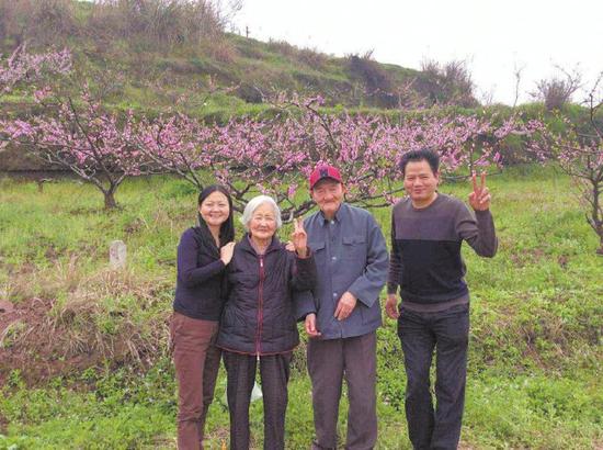 内江交警车祸残疾 妻子26年坚守如一
